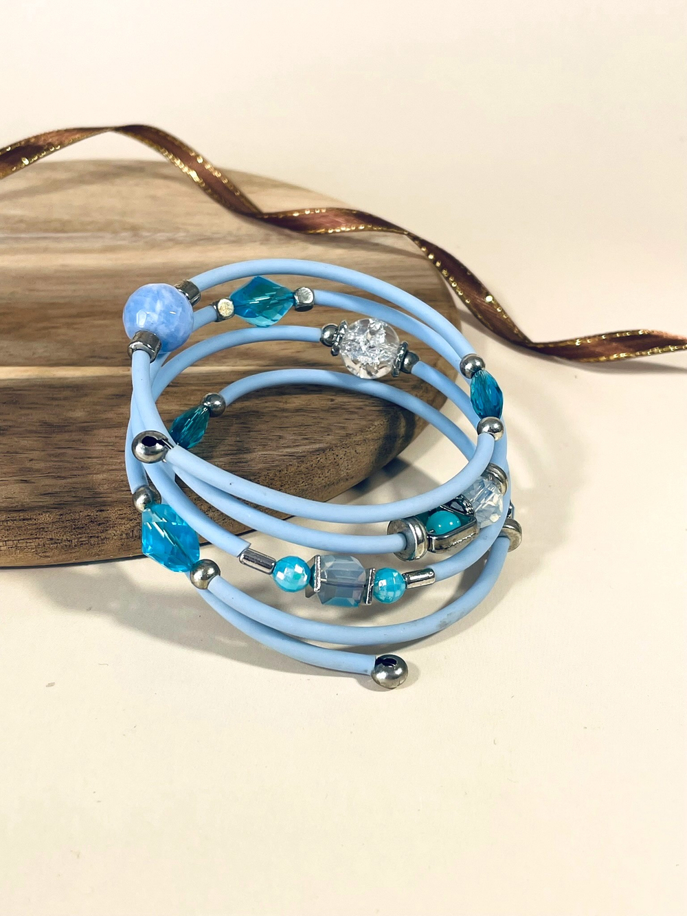 Браслет с бусинами гибкий голубой