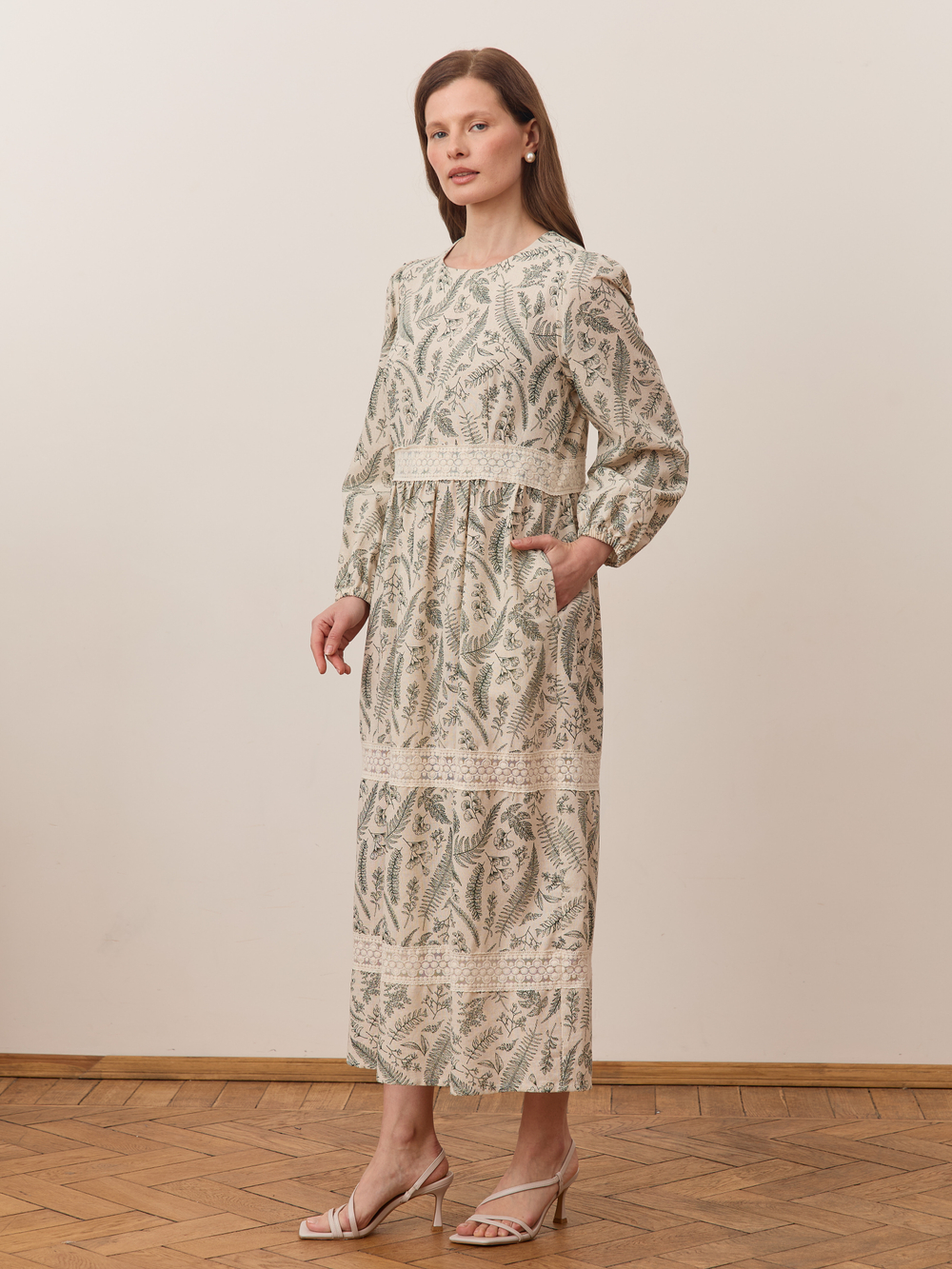 Платье с кружевными вставками