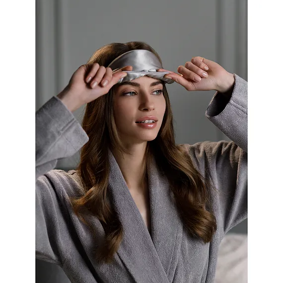 Маска для сна из натурального шелка светло-серого цвета из коллекции essential