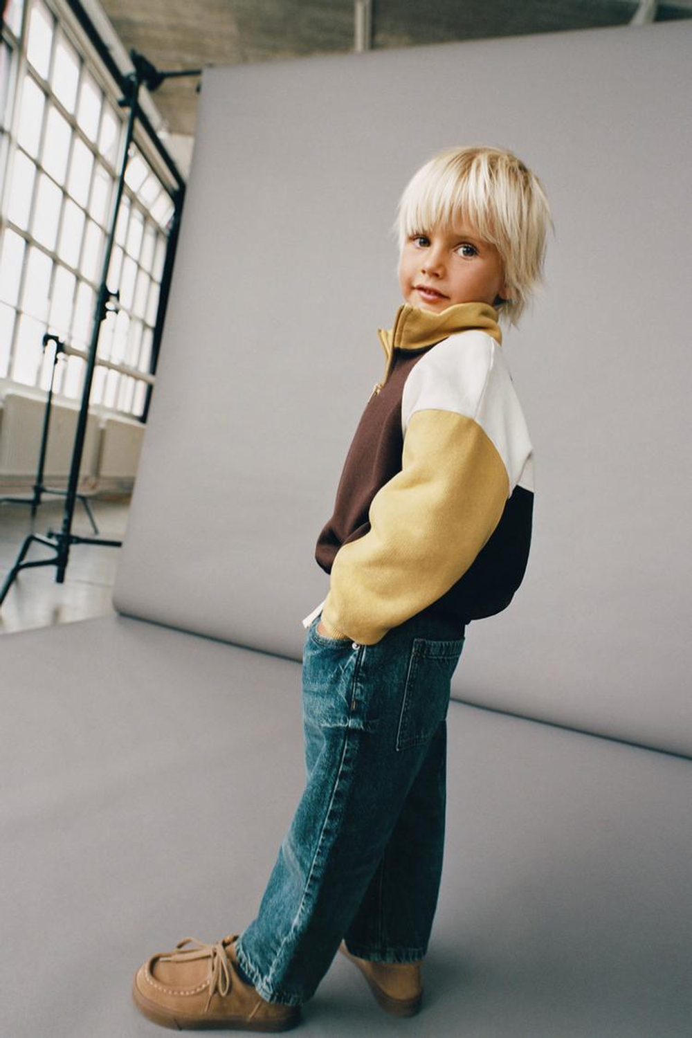 ZARA ТОЛСТОВКА В СТИЛЕ КОЛОР-БЛОК С ВЫШИТОЙ НАДПИСЬЮ, КОРИЧНЕВЫЙ