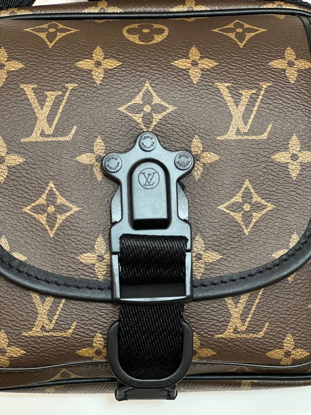 Сумка-мессенджер Louis Vuitton