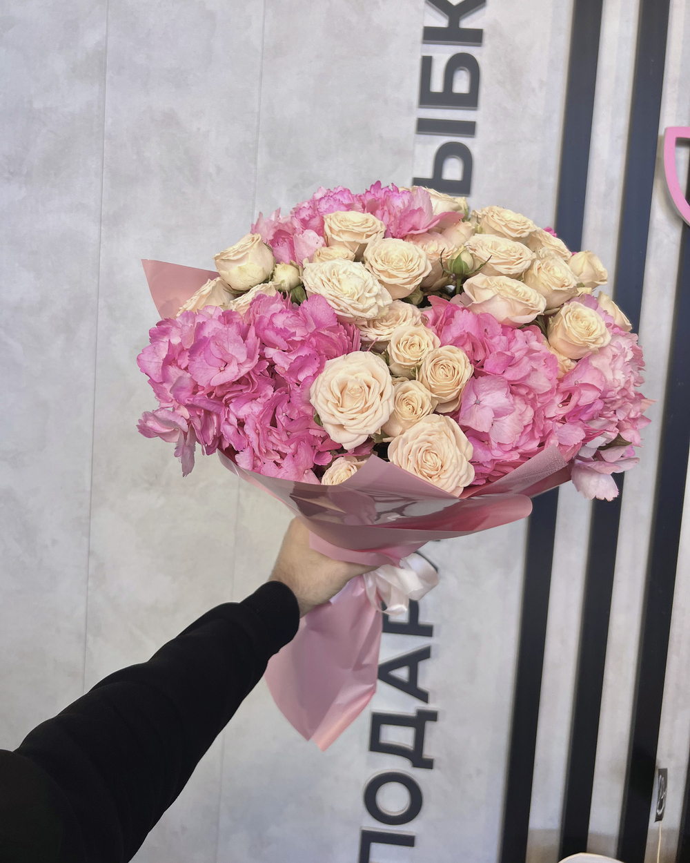 Авторский букет с гортензией и кустовой розой