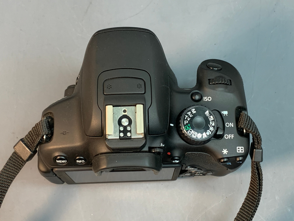 Canon 650D kit 18-55mm 3.5-5.6 IS II 2.400 кадров