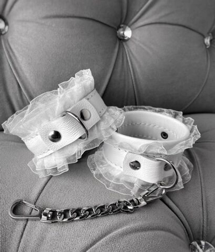 Наручники Indigo натуральная кожа, рюши, белый (арт-451)