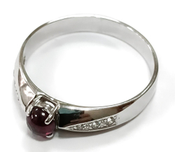 Кольцо ювелирное из серебра 925 пробы,вставка гранат,фианиты,размер 21.5