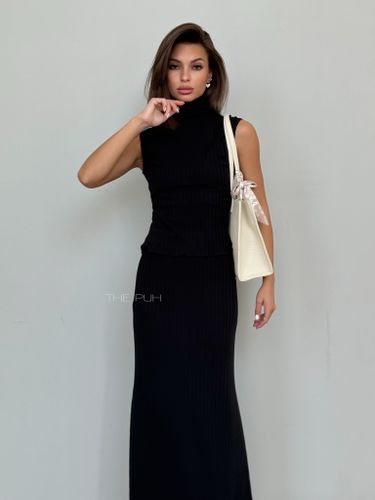 Черный трикотажный костюм в рубчик