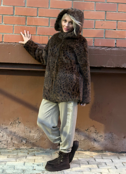 Шуба леопард с поясом / коричневый