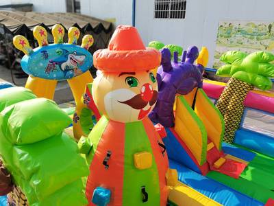 Коммерческий надувной батут с горкой «В гостях у моря» 10*5*5 м.