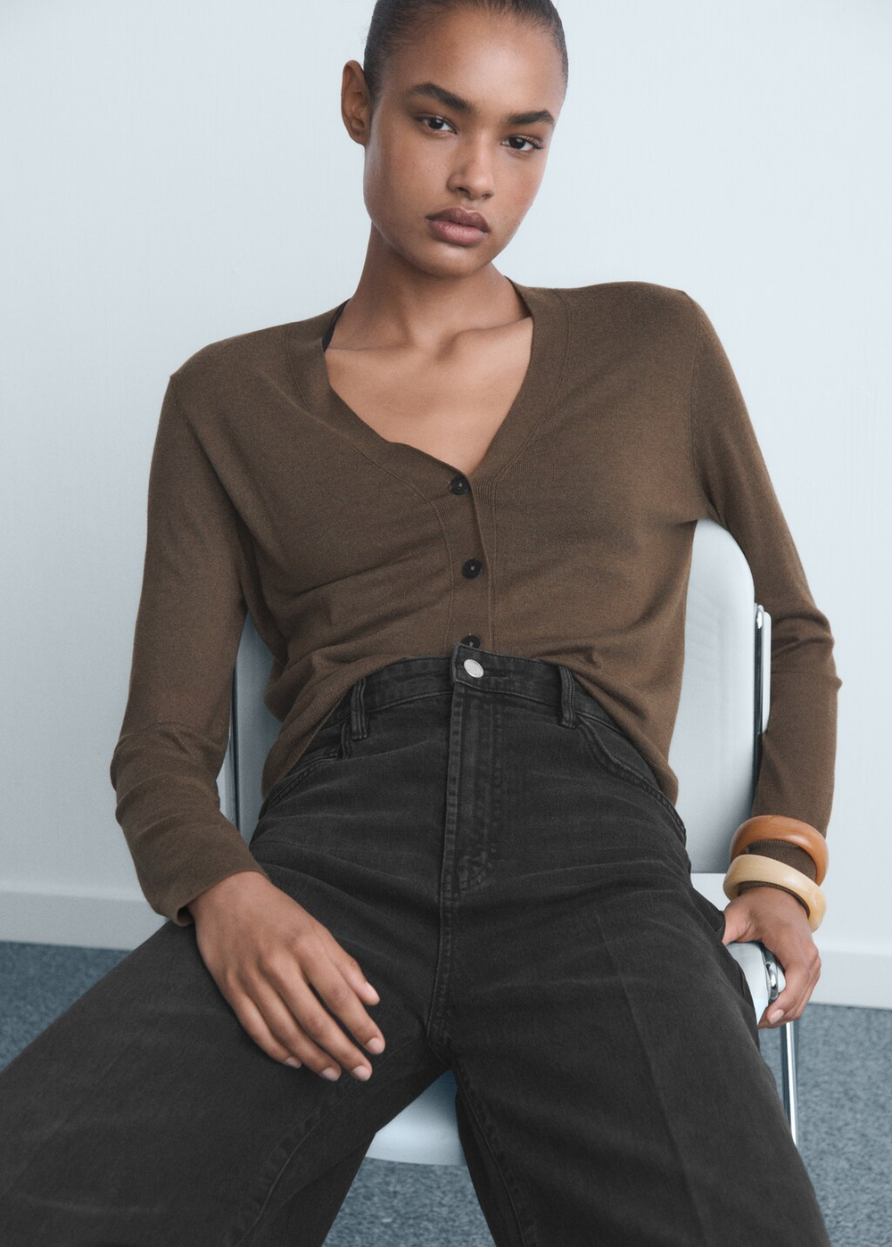 Джинсы с широкими штанинами и высокой посадкой