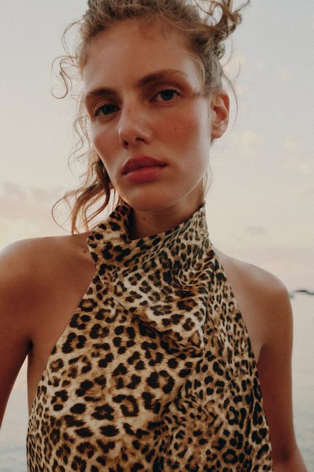 ZARA АТЛАСНЫЙ ТОП С ГОРЛОВИНОЙ ХАЛТЕР И АНИМАЛИСТИЧЕСКИМ ПРИНТОМ, ЛЕОПАРДОВЫЙ