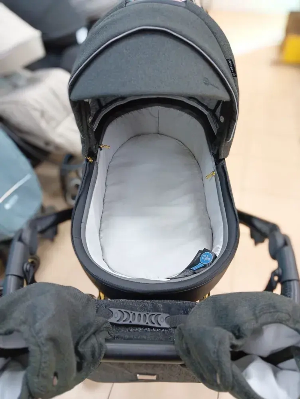 Детская коляска Luxmom F1 2в1 (черный, золотая рама)