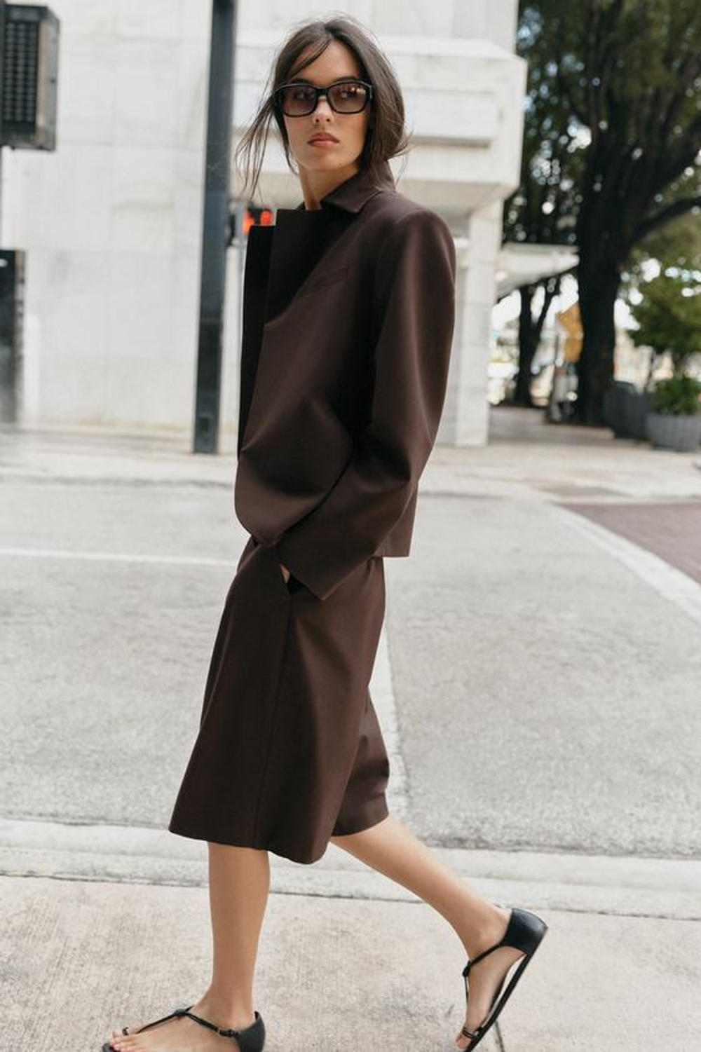 ZARA ДЛИННЫЕ БЕРМУДЫ С ЗАЩИПАМИ, КОРИЧНЕВЫЙ