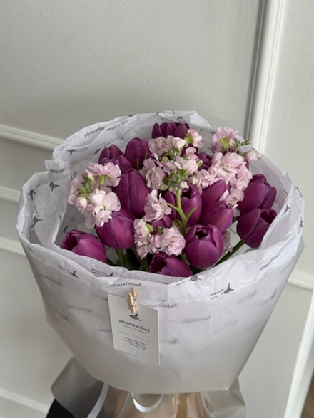 Букет из 19 фиолетовых тюльпанов и розовой маттиолы - S доступен к заказу с 3.03.2026