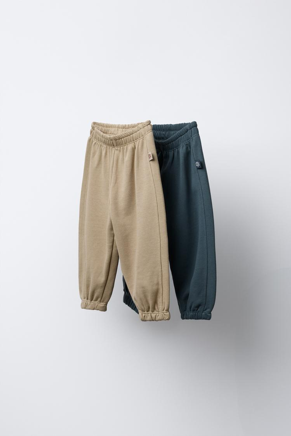 ZARA КОМПЛЕКТ ИЗ ДВУХ ДЖОГГЕРОВ ИЗ МЯГКОЙ ТКАНИ С НАШИВКОЙ, СВЕТЛЫЙ ЖЕЛТО-КОРИЧНЕВЫЙ