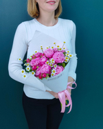 Букет из кустовой розы и матрикарии(00484)