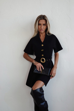 Платье с акцентными пуговицами и поясом