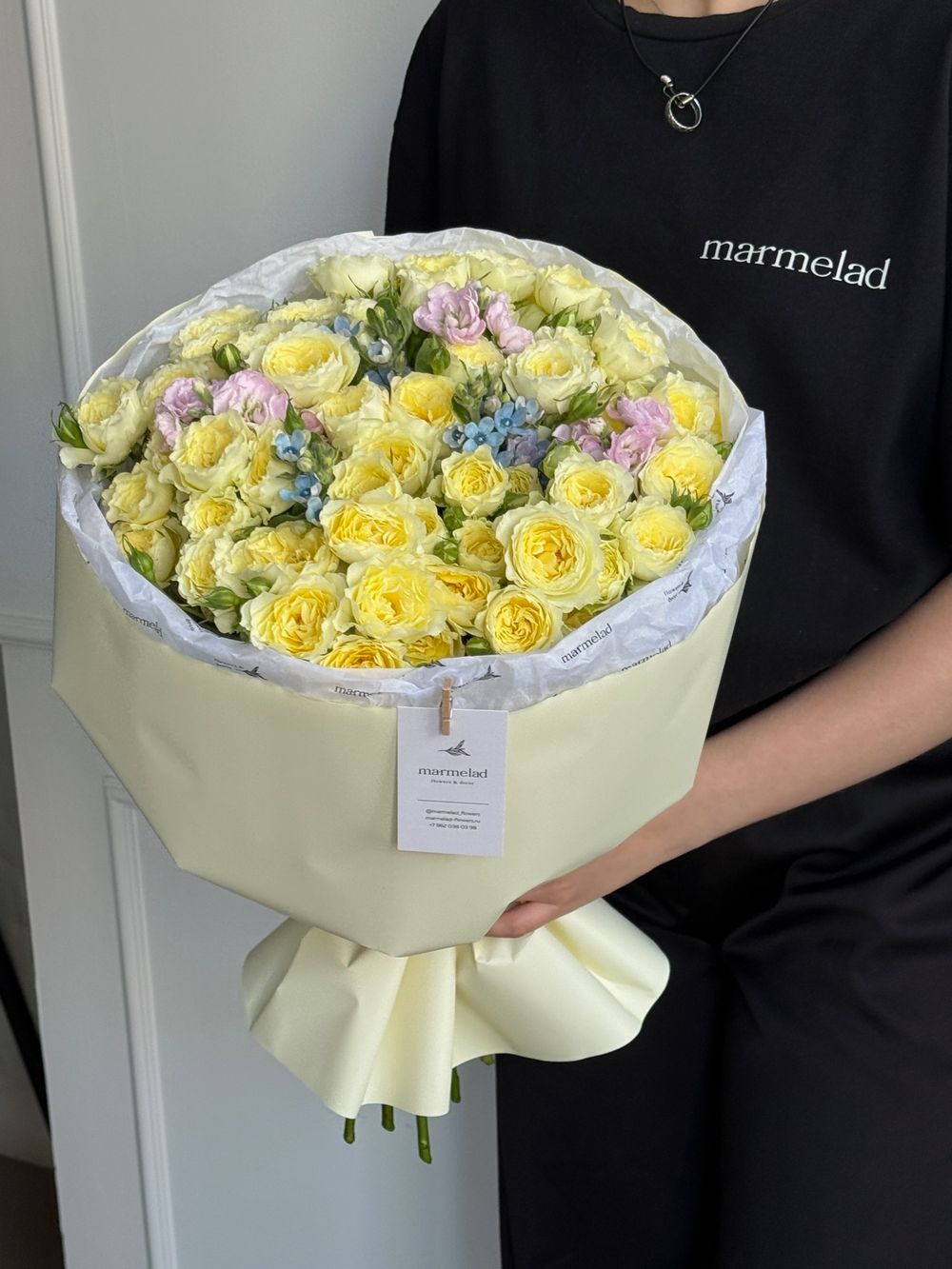 Букет из кустовых пионовидных роз, оксипеталума и маттиолы