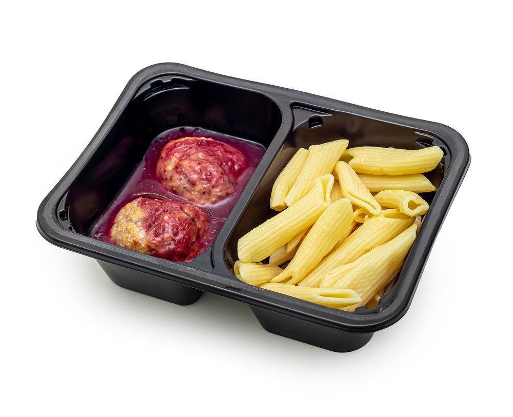 Фрикадельки с пенне и брусничным соусом 330 гр