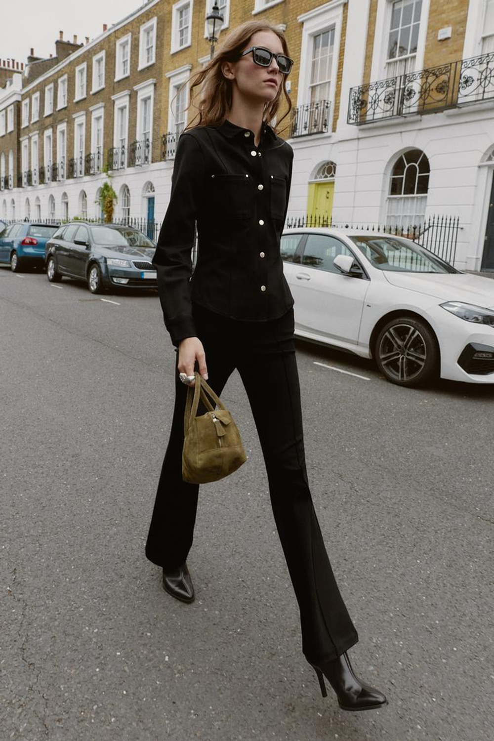 ZARA ПРИТАЛЕННАЯ РУБАШКА ИЗ КРЕПА, ЧЕРНЫЙ