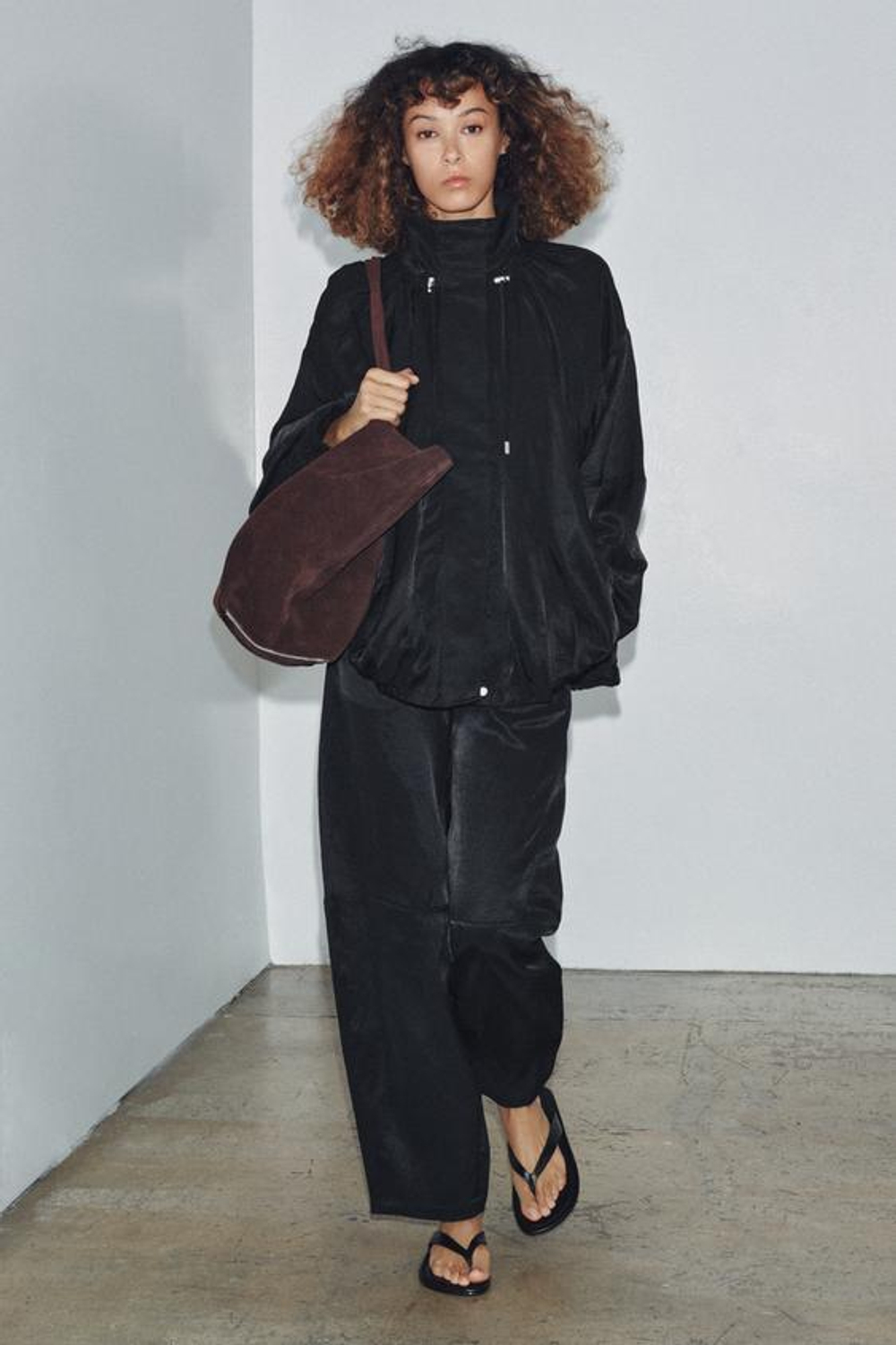 ZARA БРЮКИ ИЗ СТРУЯЩЕЙСЯ ТКАНИ — ZW COLLECTION, ЧЕРНЫЙ