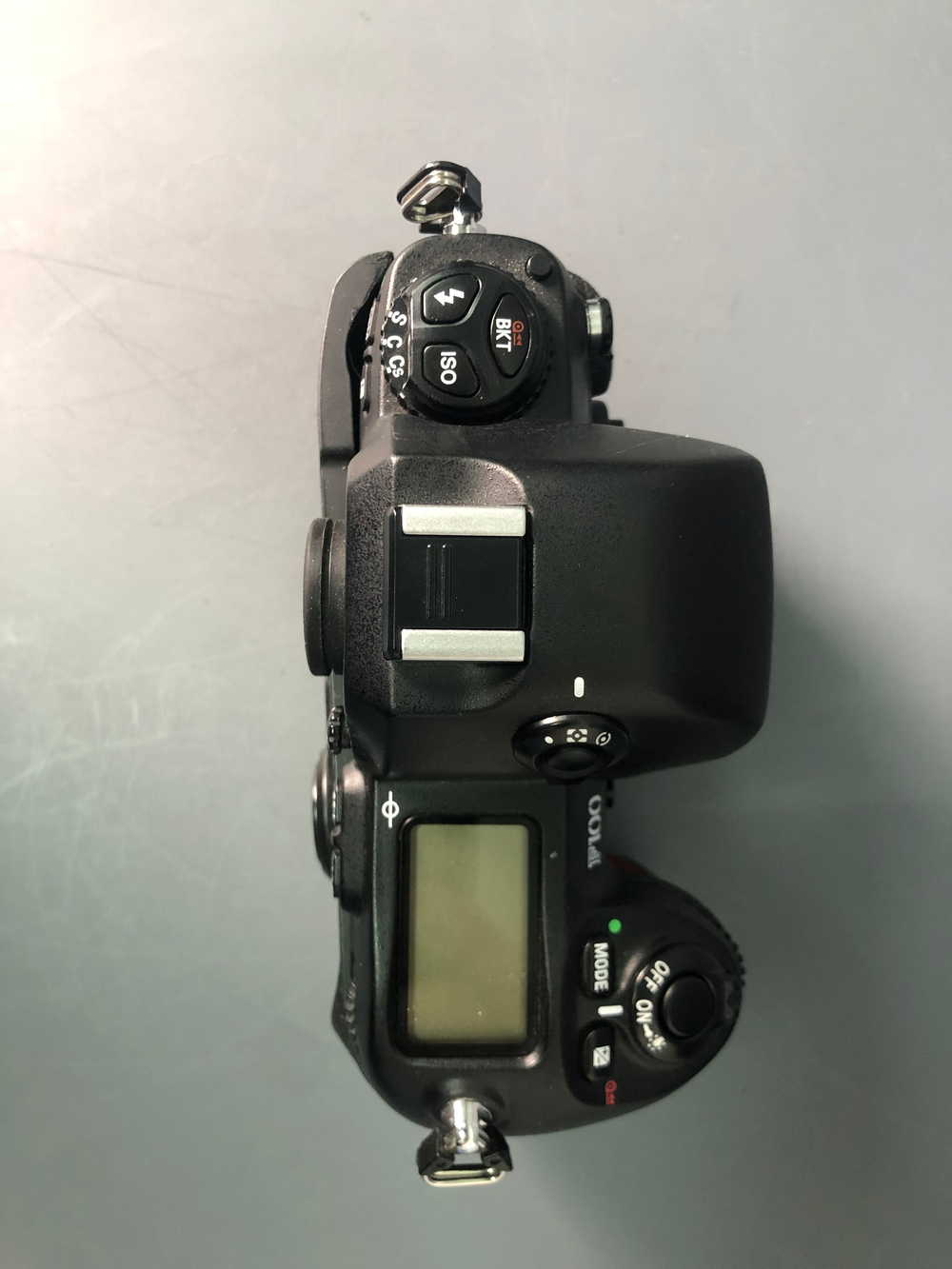 Nikon F100, сломан фиксатор задней крышки.