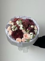 Букет из хризантемы бигуди, маттиолы, гортензии и кустовых пионовидных роз