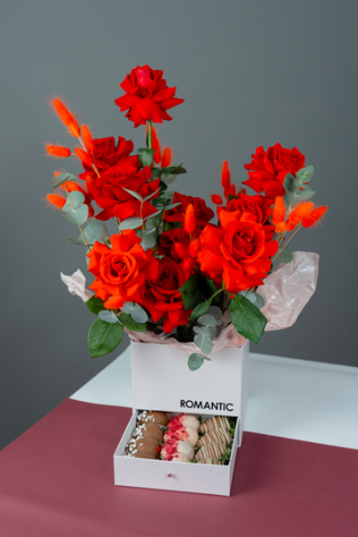 Коробка с розами и клубникой в шоколаде