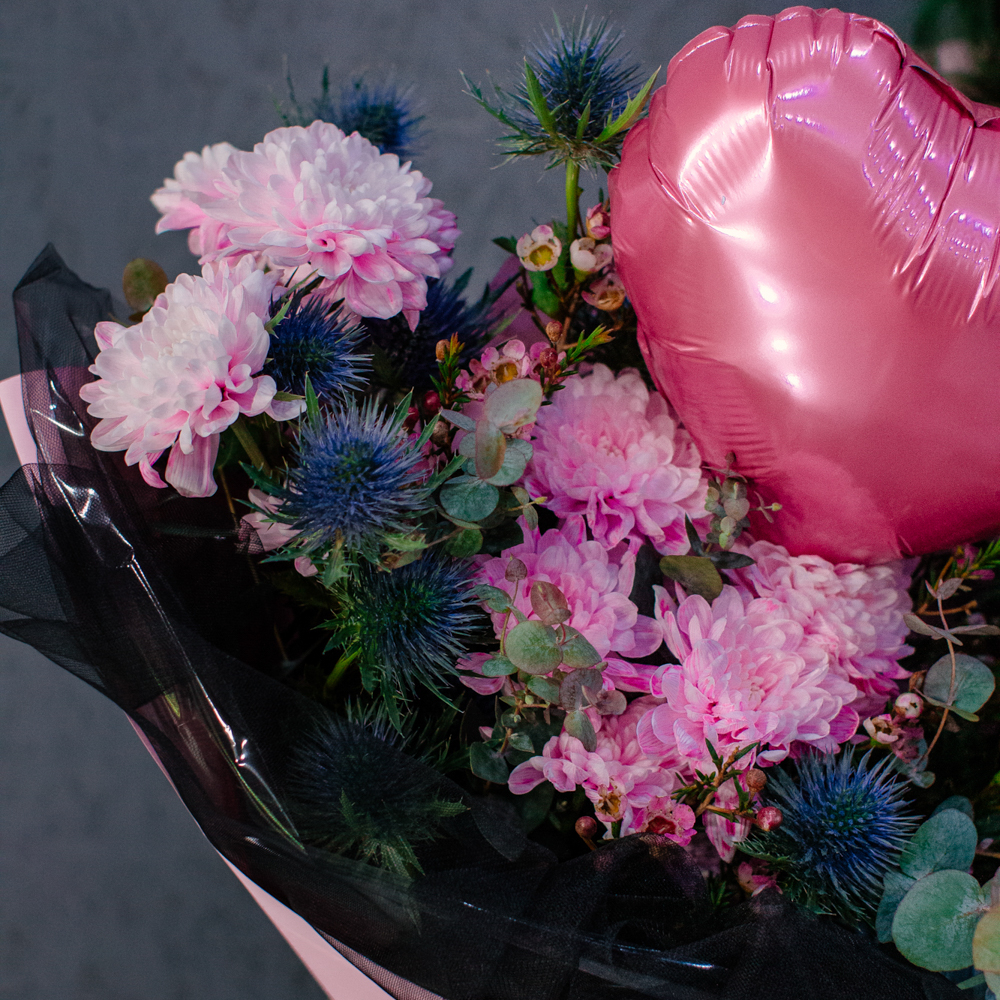 120. Романтичный букет с шариком-сердцем в контрастной упаковке