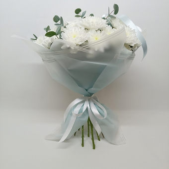 Букет хризантем с эвкалиптом Анна