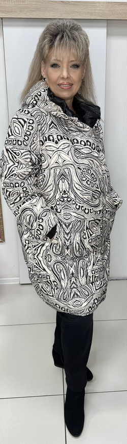 Удлиненный черно-белый пуховик