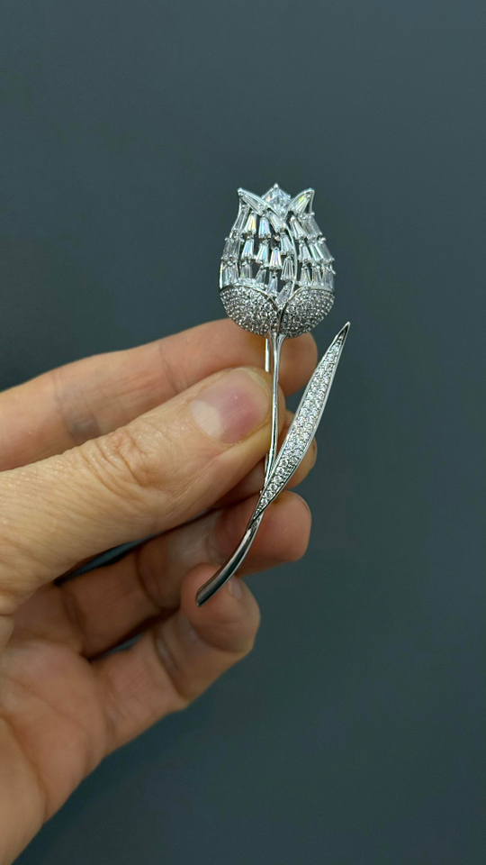 Брошь тюльпан с цирконами, оттенок серебро