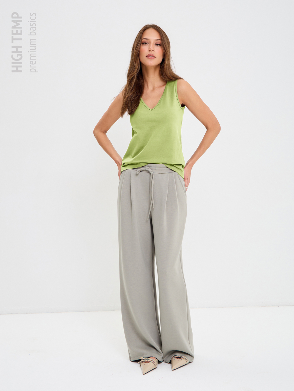 Базовый трикотажный топ с V-вырезом под пиджак