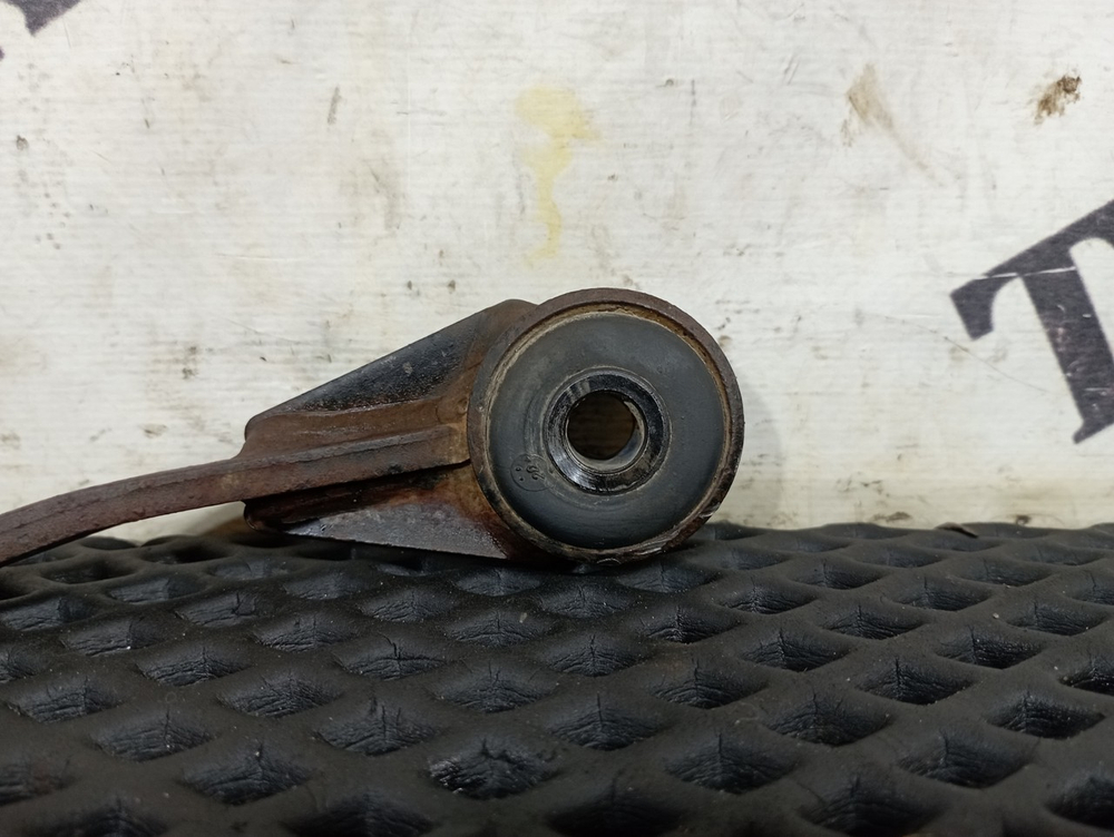 Кронштейн радиатора правый 2020г.