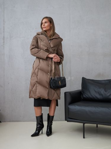 Светло-коричневый длинный пуховик с поясом