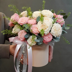 Композиция из пионовидных кустовых роз