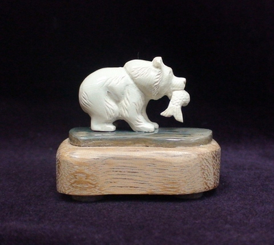 Медведь с рыбой, миниатюра