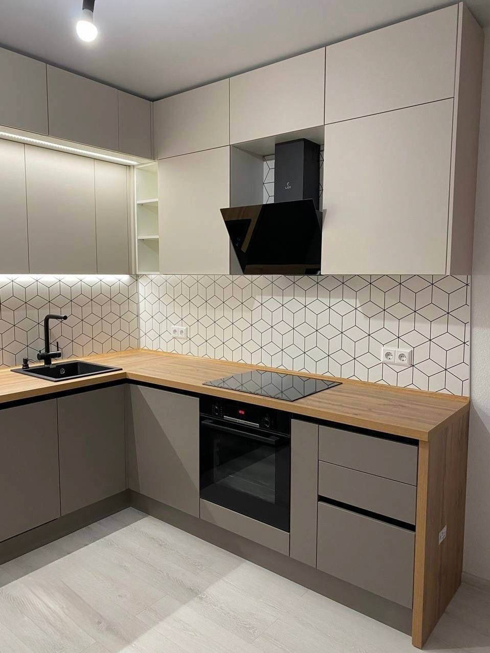 Угловая кухня с профилем Gola