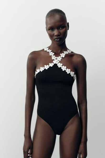 ZARA ЭЛАСТИЧНОЕ БОДИ С ЦВЕТОЧНОЙ ФУРНИТУРОЙ, ЧЕРНЫЙ