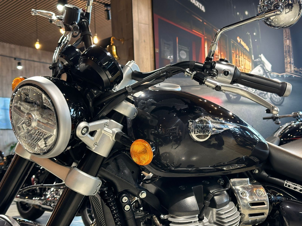 Royal Enfield Super Meteor 650 Astral Black (Base)