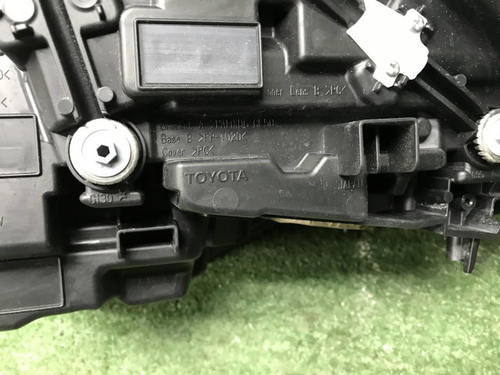 Фара правая Toyota Land Cruiser 300 (2021-н.в.) LED