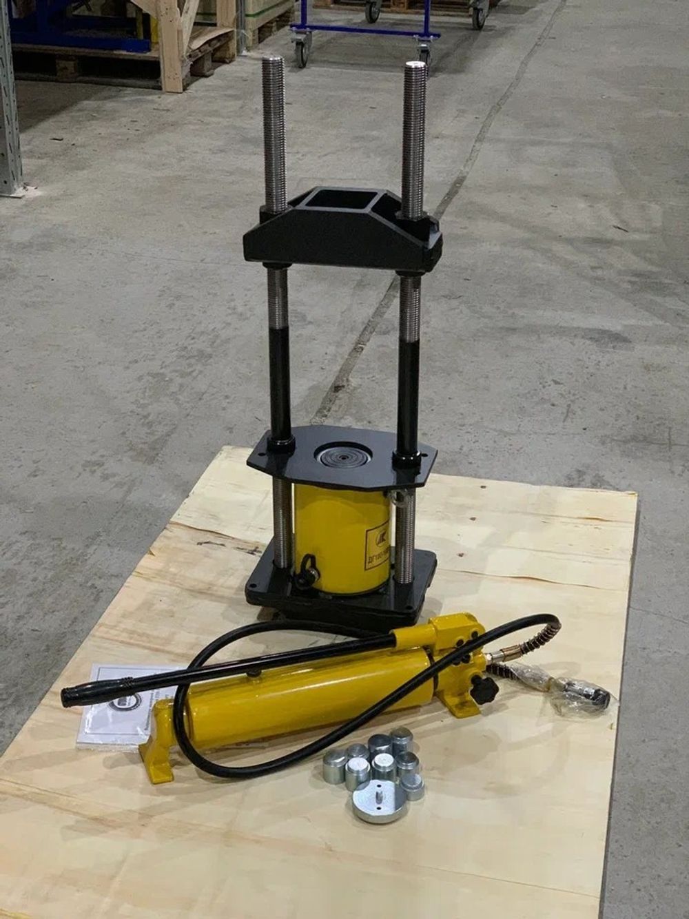 ТИТАН (ТТН-103/1) Выпрессовщик шкворней гидравлический, на тележке, 100 т