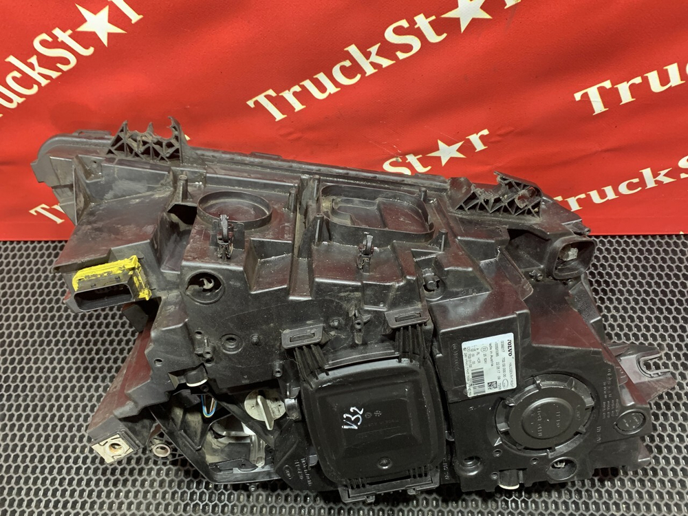 Фара правая Halogen + LED