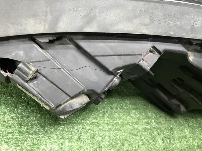 Фара правая Hyundai Grand Santa Fe 3 15-18 ксенон