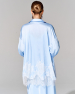 Блуза свободного кроя с отделкой французским кружевом