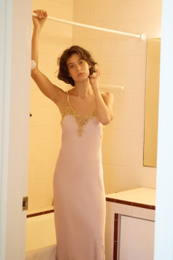 ZARA АТЛАСНОЕ ПЛАТЬЕ МИДИ С КРУЖЕВОМ, РОЗОВЫЙ