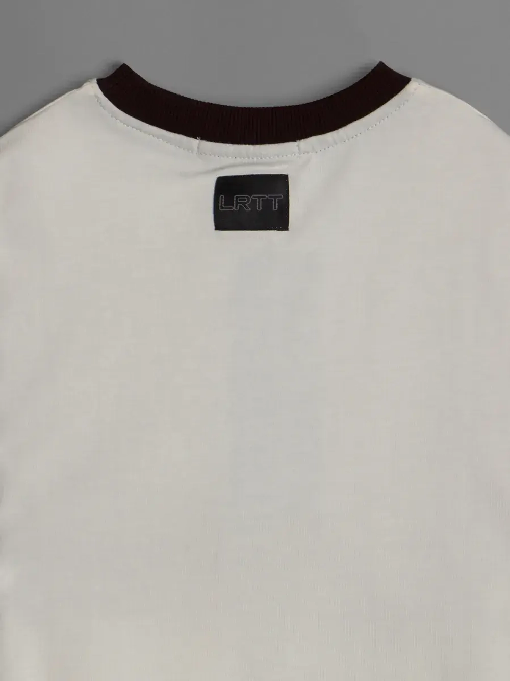 Белая футболка для мальчика в школу