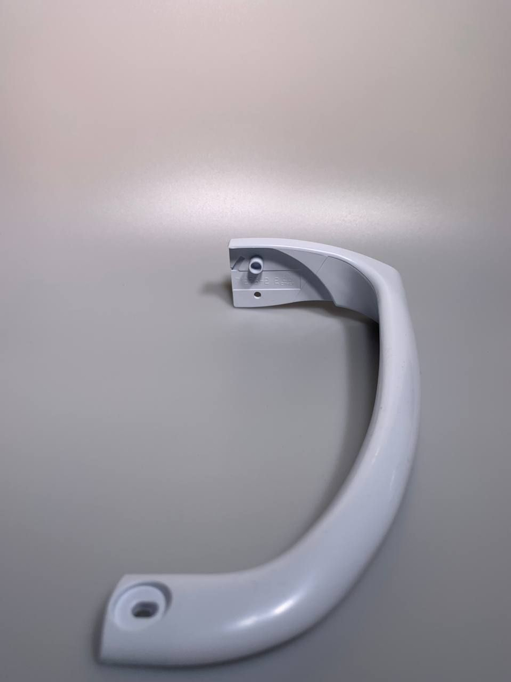 Ручка для холодильника Indesit нижняя зам. C0085715 23 см, белая