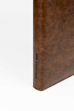 Ежедневник датированный 2026 ESCALADA, #ДУМАЙ КАК МИЛЛИАРДЕР, А5, 176 л., арт. 70215/ 15 ШЕВРО КОРИЧНЕВЫЙ (кожзам: 146х211 мм, твёрдый переплёт с поролоном, материал обложки: искусственная кожа "Шевро"; декор: блинтовое тиснение, перфорация + подложк