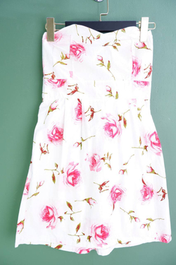 Платье с отрытым декольте и яркими акцентными розами, визуально на 42 размер