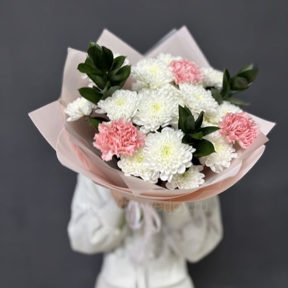 Букет из диантусов, хризантем и рускуса